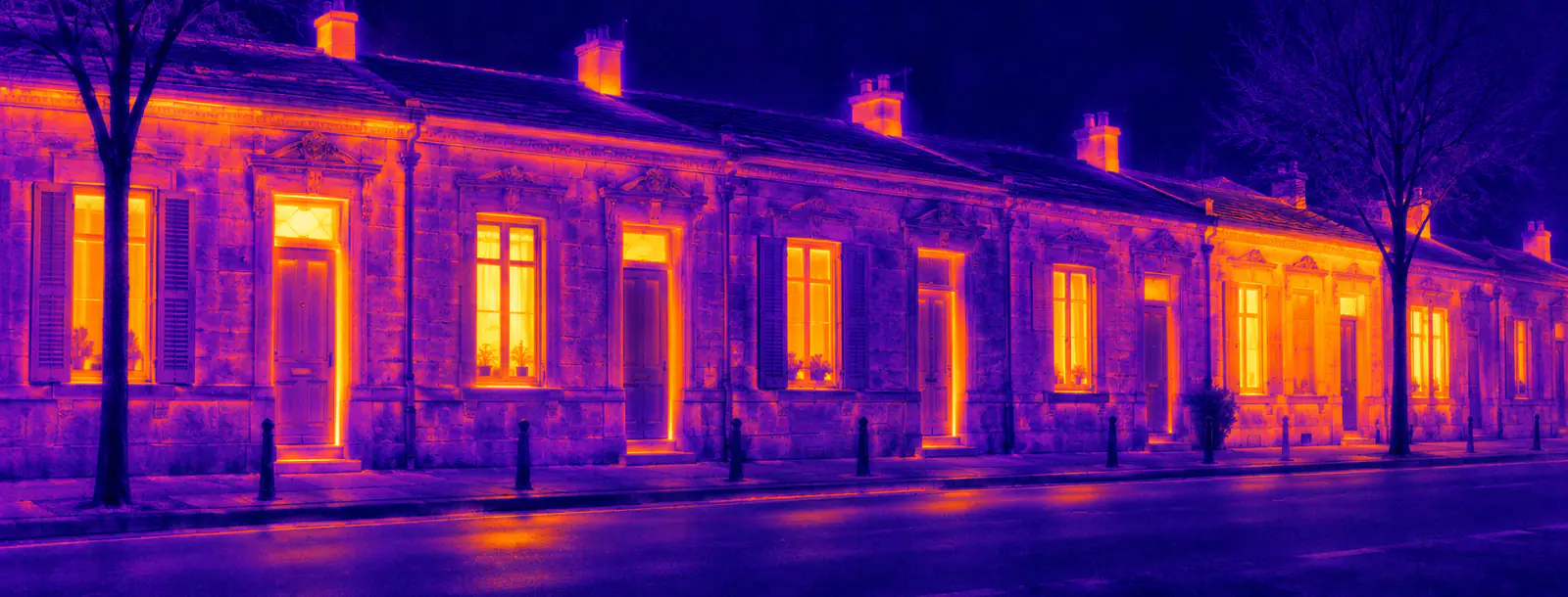 Rangée de maisons vue à la caméra thermique : un bureau d’études thermiques mesure les déperditions