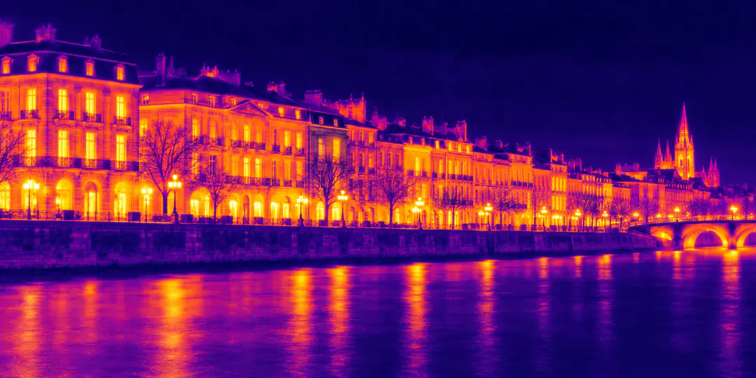 Façades en pierre des quais de Bordeaux vues à la caméra thermique
