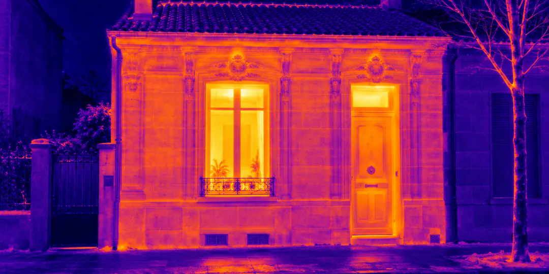 Échoppe bordelaise vue à la caméra thermique : façade en pierre, fenêtres et toiture