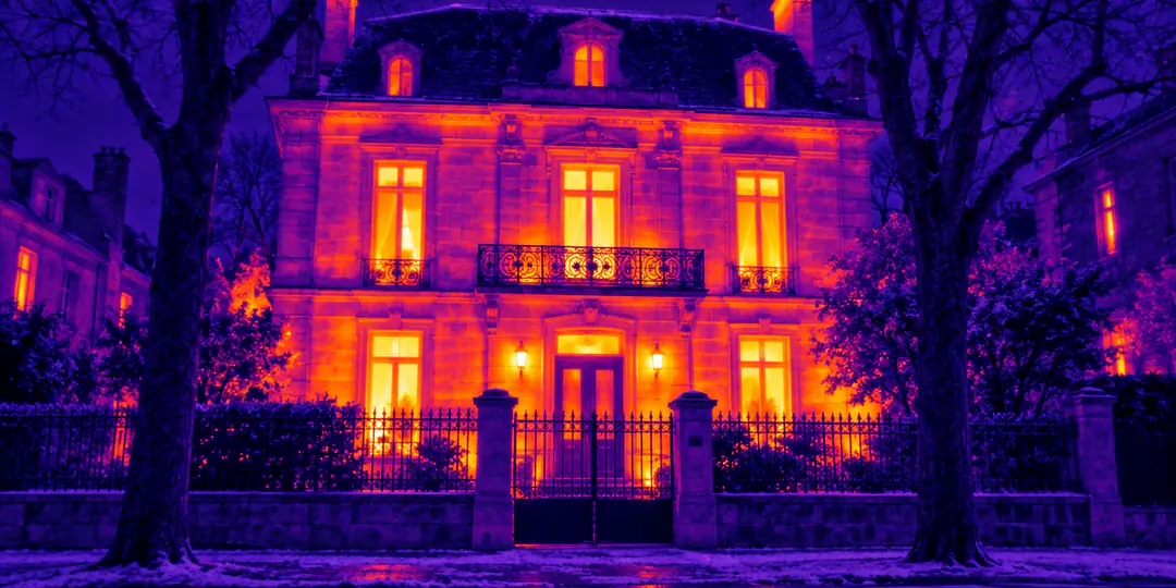Maison de maître en pierre vue à la caméra thermique